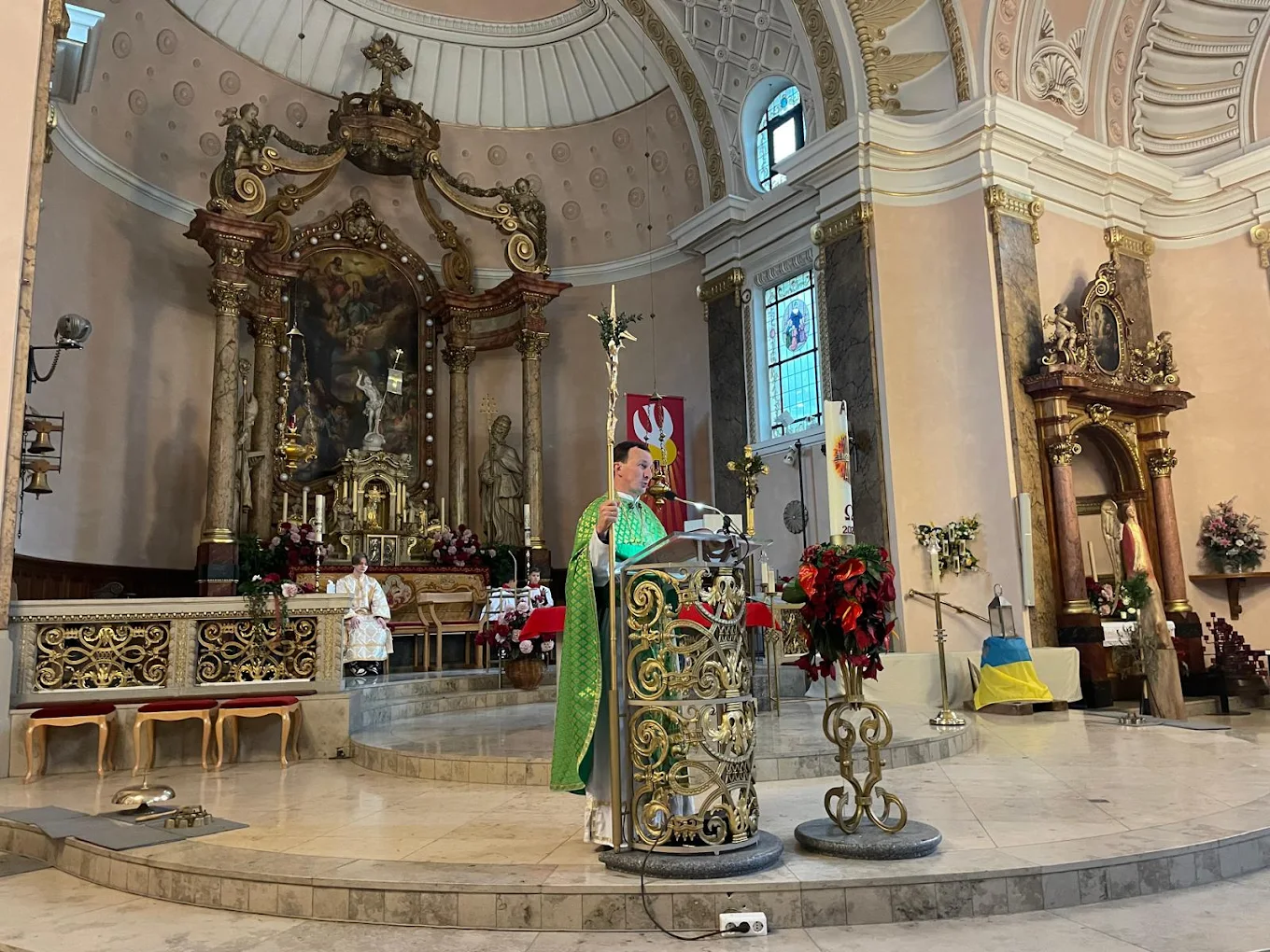 Віряни парафії під час спільної молитви